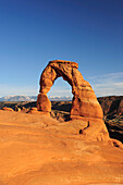 Felsbogen Delicate Arch im Sonnenlicht, Arches Nationalpark, Moab, Utah, Südwesten, USA, Amerika
