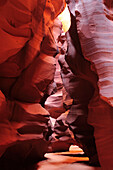 Sonnenlicht beleuchtet bunten Sandsteincanyon, Upper Antelope Canyon, Antelope Canyon, Page, Arizona, Südwesten, USA, Amerika