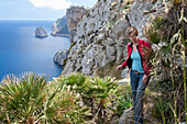 Wandern auf Mallorca, Frau, Touristin, Blick auf den Mirador de la Creueta am Cap de Formentor, Cap de Formentor, Serra de Tramuntana, UNESCO Weltnaturerbe, Mallorca, Spanien