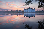 Wasserschloss Glücksburg am Morgen, Flensburger Förde, Ostsee, Schleswig-Holstein, Deutschland, Europa