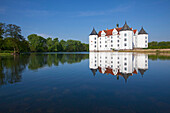 Wasserschloss Glücksburg spiegelt sich in Flensburger Förde, Ostsee, Schleswig-Holstein, Deutschland, Europa
