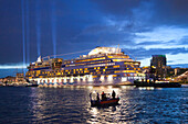 Kreuzfahrtschiff AIDAluna beim Auslaufen aus dem Hafen, Hamburg, Deutschland, Europa