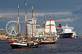 Segelschiffe vor dem Kreuzfahrtschiff Queen Mary 2 am Anleger im Hamburg Cruise Center Hafen City, Hamburg, Deutschland, Europa
