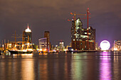 Segelschiff Alexander von Humboldt 2 im Hafen vor den Gebäuden der Hafen City und der Elbphilharmonie bei Nacht, Hamburg, Deutschland, Europa