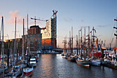 Segelschiffe vor Hafen City und Elbphiharmonie in der Abenddämmerung, Hamburg, Deutschland, Europa