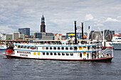 Schaufelraddampfer Mississippi Queen im Hafen vor Kirchturm St. Michaelis, Hamburg, Deutschland, Europa