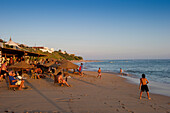 Menschen an einer Strandbar im Abendlicht, Los Canos de Meca, Andalusien, Spanien, Europa