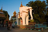 Myanmar (Burma), Sagaing State, Monywa, Thanboddhay Pagoda, built between 1939 and 1952 by Sayadaw Moehnyin (supreme teacher, superior of the monastery), it is said that this pagoda shelters 7350 relics and sacred objects plus 582 357 Buddha sculptures