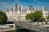 PARIS - THE CITY HALL AND THE ARCOLE BRIDGE