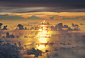 Luftaufnahme einer Sonnenfinsternis über dem südchinesischen Meer, Mai 2012, Philippinen, Asien