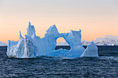 Eisberg bei Sonnenaufgang am Südpolarkreis, Antarktis