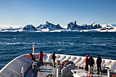 Touristen auf Kreuzfahrtschiff vor Prospect Point, Antarktische Halbinsel, Antarktis