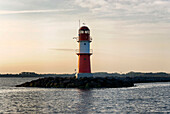 Leuchtturm an der Hafeneinfahrt, Warnemünde, Ostsee, Hansestadt Rostock, Mecklenburg-Vorpommern, Deutschland