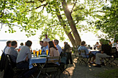 Biergarten bei Übersee, Chiemsee, Chiemgau, Bayern, Deutschland