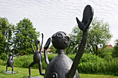 Skulpturen von Heinrich Kirchner beim Kloster Seeon, Seeon, Chiemgau, Bayern, Deutschland