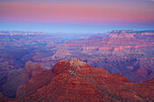 Blick vom Desert View über den Grand Canyon bei Sonnenaufgang, South Rim, Grand Canyon National Park, Arizona, USA, Amerika