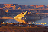 Lake Powell with Wahweap Bay and Wahweap Marina in the evening, Glen Canyon National Recreation Area, Arizona and Utah, USA, America