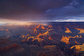 Blick vom Mather Point über den Grand Canyon bei Sonnenuntergang, South Rim, Grand Canyon National Park, Arizona, USA, Amerika