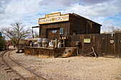 Holzhütte in einer Filmkulisse, Old Tucson Studios, Sonora Wüste, Arizona, USA, Amerika