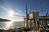 Trabucchi, ein zum Fischfang errichteter Pfahlbau bei Peschici, Gargano, Apulien, Italien