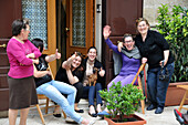 Italienische Familie in der Altstadt von Bari, Apulien, Italien