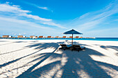 Strand mit Sonnenschirm und Wasservillen, Park Hyatt Maldives Hadahaa, Gaafu Alifu Atoll, North Huvadhoo Atoll, Malediven