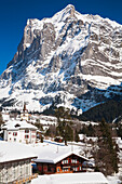 Evangelische Pfarrkirche von Grindelwaldim Winter, im Hintergrund das Wetterhorn, Jungfrauregion, Berner Oberland, Kanton Bern, Schweiz, Europa