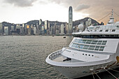 Kreuzfahrtschiff am Pier Tsimshatsui vor der Silhouette von Hong Kong Island, Hongkong, China, Asien