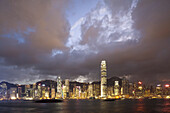 Blick auf die Silhouette von Hong Kong Island bei Nacht, Hongkong, China, Asien
