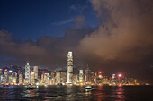 Blick auf Silhouette von Hong Kong Island bei Nacht, Hongkong, China, Asien