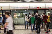 Menschen auf einem Bahnsteig in der U-Bahn, Hongkong, China, Asien