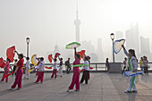 Morgengymnastik, Frauen beim Fächertanz am Bund am Morgen, Shanghai, China, Asien