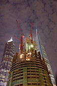 Baustelle des neuen Shanghai Tower neben Shanghai World Financial Center und Jin Mao Tower bei Nacht, Pudong, Shanghai, China, Asien