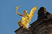 Vergoldete Figur Eros mit lodernder Fackel und Flügeln auf der Kunstakademie, Sächsischer Kulturverein, Dresden, Sachsen, Deutschland