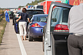 Autobahnstau auf einem deutschen Autobahn, Autos stehen im Stau, Autofahrer sind ausgestiegen, Deutschland
