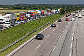 Autobahnstau bei München, Autos stehen im Stau, Gegenfahrbahn rollt, Bayern, Deutschland
