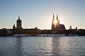 Blick über den Rhein auf die Altstadt mit Rathaus, Kirche Groß St. Martin und Dom, Köln, Nordrhein-Westfalen, Deutschland, Europa
