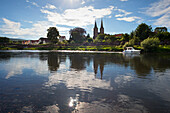Blick über die Weser zu den Türmen der Kirche St. Kiliani, Höxter, Weserbergland, Nordrhein-Westfalen, Deutschland, Europa