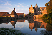 Blick über den Schlossteich zum Schloss Hämelschenburg, Emmerthal, Weserbergland, Niedersachsen, Deutschland, Europa