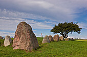 Großsteingrab am Tromper Wieck unter Wolkenhimmel, Halbinsel Wittow, Insel Rügen, Ostsee, Mecklenburg Vorpommern, Deutschland, Europa