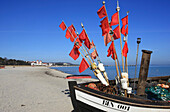 Fischerboot am Strand vom Ostseebad Binz, Insel Rügen, Ostsee, Mecklenburg Vorpommern, Deutschland, Europa