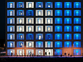 Blaue Beleuchtung der Neuen Stadtbibliothek Stuttgart bei Nacht, Baden-Württemberg, Deutschland, Europa