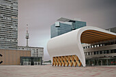 Fernsehturm und moderne Architektur von der Donau City aus gesehen, Wien, Österreich, Europa
