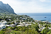 Blick von der Piazzetta in Capri Stadt auf Marina Grande, Capri, Kampanien, Italien