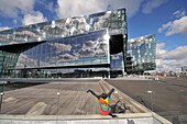 Spiegelung auf der Fassade des neuen Konzerthauses, Reykjavik, Island, Europa