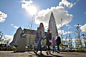 Menschen vor der Hallgrims Kirche, Reykjavik, Island, Europa