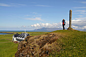 Frau steht auf einem Hügel, Videy, Reykjavikurborg, Island