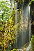 Wasser fließt über bemooste Felswand, Naturdenkmal Schleierfall, Schleierwasserfall, Ammer, Pfaffenwinkel, Garmisch-Partenkirchen, Oberbayern, Bayern, Deutschland