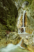 Wasser fließt in mehreren Stufen über Wasserfall, Bayerische Alpen, Oberbayern, Bayern, Deutschland