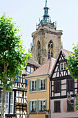 Stiftskirche Saint-Martin hinter Fachwerkhäuser, Martinsmünster, Colmar, Elsass, Frankreich
